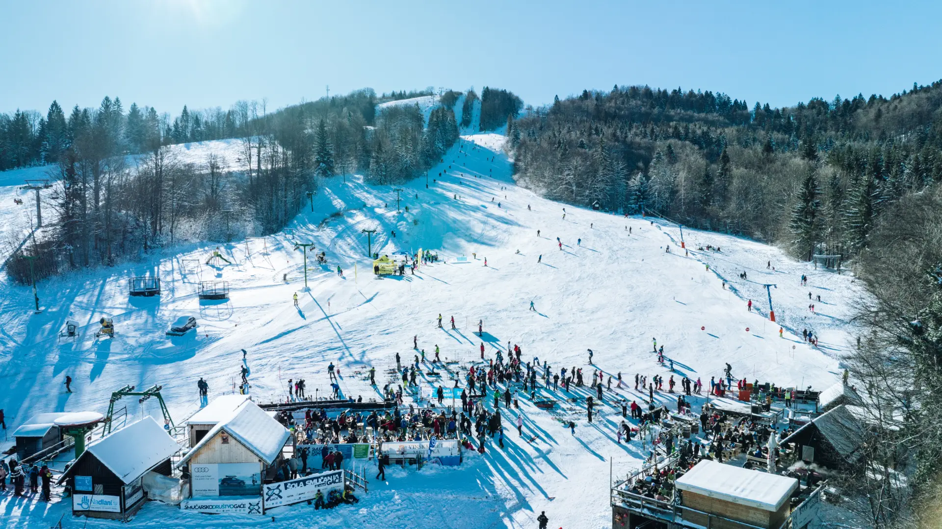 Zimska pokrajina z ljudmi na smučišču